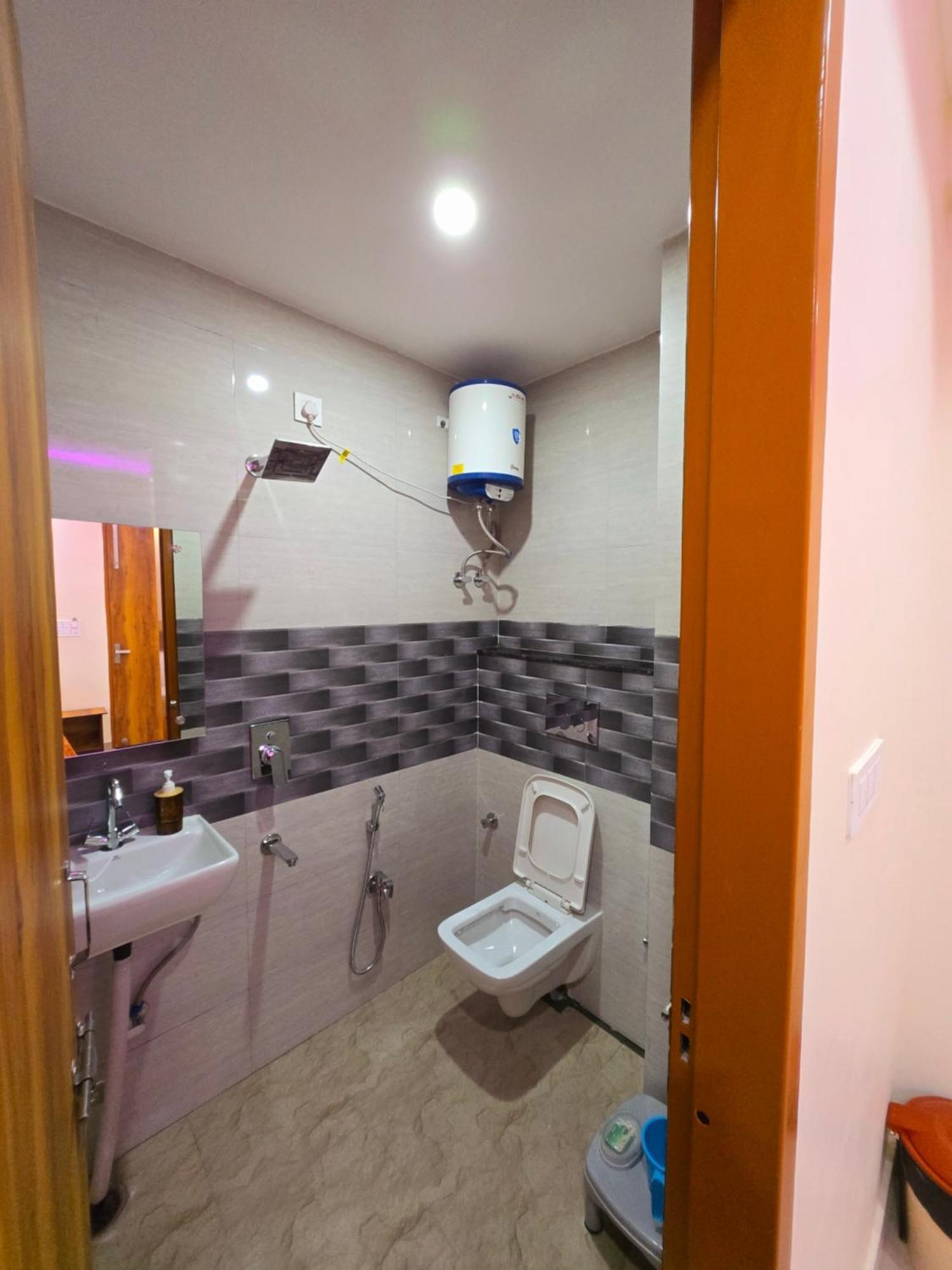 Hotel Blu Plaza Gurgaon Bagian luar foto